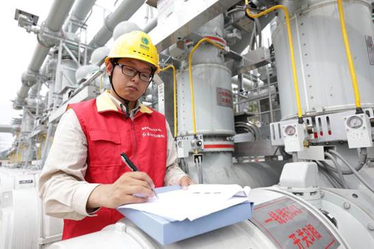 6月30日，國家電網工作人員在寧波500千伏甬港變進行投運啟動操作。